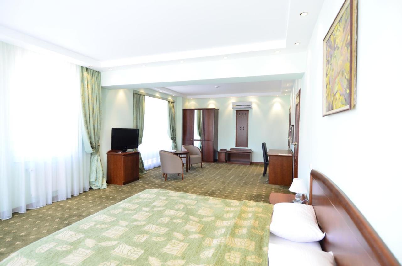 Platinum Hotel Chisinau Exterior photo