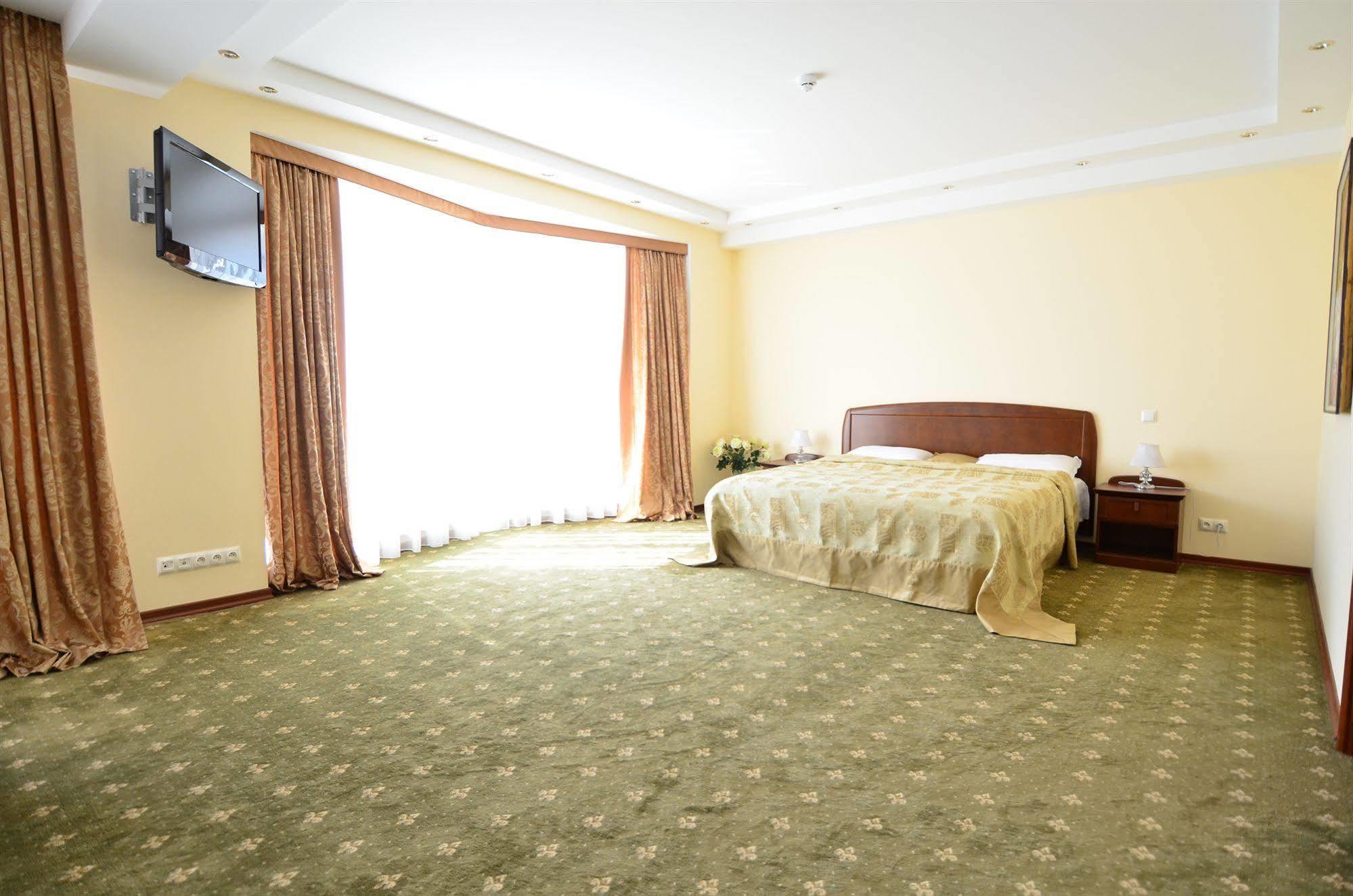 Platinum Hotel Chisinau Exterior photo