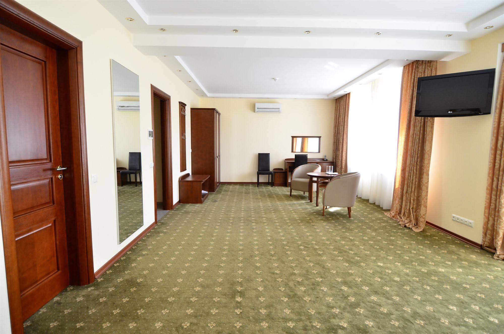 Platinum Hotel Chisinau Exterior photo